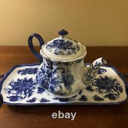 Ensemble de café et thé en porcelaine vintage bleu et blanc, comprenant une théière, une assiette de service et des tasses.