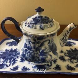 Ensemble de café et thé en porcelaine vintage bleu et blanc, comprenant une théière, une assiette de service et des tasses.