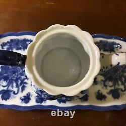 Ensemble de café et thé en porcelaine vintage bleu et blanc, comprenant une théière, une assiette de service et des tasses.