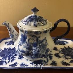 Ensemble de café et thé en porcelaine vintage bleu et blanc, comprenant une théière, une assiette de service et des tasses.