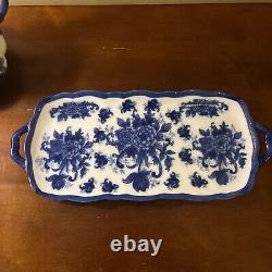 Ensemble de café et thé en porcelaine vintage bleu et blanc, comprenant une théière, une assiette de service et des tasses.