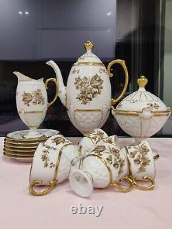 Ensemble de café sur piédestal vintage Pirkenhammer tchèque, embossé. Absolument magnifique.