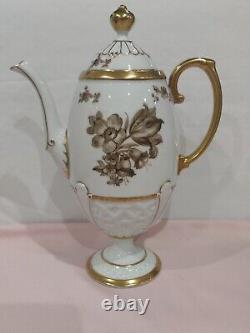 Ensemble de café sur piédestal vintage Pirkenhammer tchèque, embossé. Absolument magnifique.