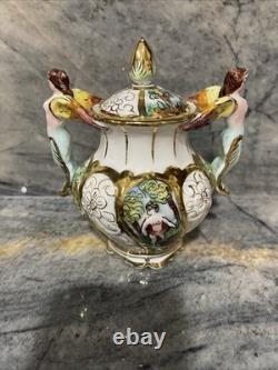 Ensemble de café vintage Capodimonte de 15 pièces fabriqué en Italie avec des accents dorés Ensemble de café vintage Capodimonte de 15 pièces fabriqué en Italie avec des accents dorés