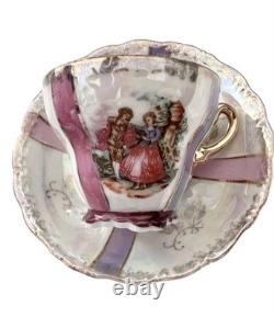 Ensemble de café vintage : crème, théière, pot à sucre, tasses avec soucoupes, cadeau de Noël