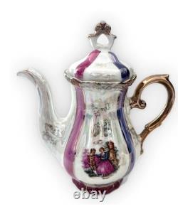 Ensemble de café vintage : crème, théière, pot à sucre, tasses avec soucoupes, cadeau de Noël