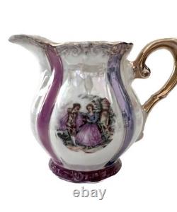 Ensemble de café vintage : crème, théière, pot à sucre, tasses avec soucoupes, cadeau de Noël