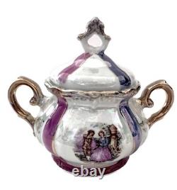 Ensemble de café vintage : crème, théière, pot à sucre, tasses avec soucoupes, cadeau de Noël