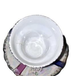 Ensemble de café vintage : crème, théière, pot à sucre, tasses avec soucoupes, cadeau de Noël