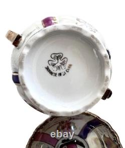 Ensemble de café vintage : crème, théière, pot à sucre, tasses avec soucoupes, cadeau de Noël