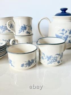 Ensemble de café vintage de Staffordshire Potteries décor bleu raisin années 1970