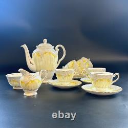 Ensemble de café vintage en fleurs de lotus jaunes toscanes