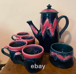 Ensemble de cafetière en céramique vintage de Vallauris avec émail de lave, comprenant 4 tasses et un pot à sucre rose/bleu.