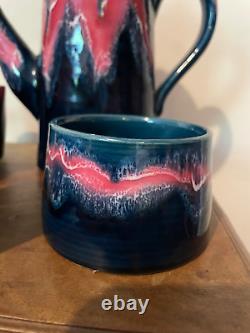 Ensemble de cafetière en céramique vintage de Vallauris avec émail de lave, comprenant 4 tasses et un pot à sucre rose/bleu.