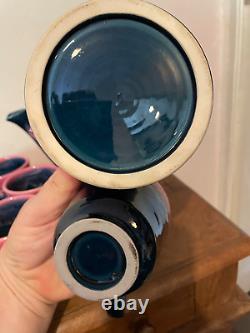 Ensemble de cafetière en céramique vintage de Vallauris avec émail de lave, comprenant 4 tasses et un pot à sucre rose/bleu.