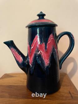 Ensemble de cafetière en céramique vintage de Vallauris avec émail de lave, comprenant 4 tasses et un pot à sucre rose/bleu.