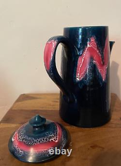 Ensemble de cafetière en céramique vintage de Vallauris avec émail de lave, comprenant 4 tasses et un pot à sucre rose/bleu.