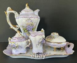 Ensemble de cafetière en chocolat vintage en porcelaine, peint à la main avec des violettes et des fleurs violettes.