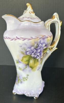 Ensemble de cafetière en chocolat vintage en porcelaine, peint à la main avec des violettes et des fleurs violettes.