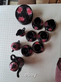 Ensemble de cafetière vintage Vallouris pour 6. Tasses, assiettes, etc. Design lava rose/noir