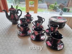 Ensemble de cafetière vintage Vallouris pour 6. Tasses, assiettes, etc. Design lava rose/noir