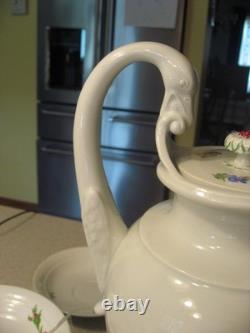 Ensemble de déjeuner/thé/café de 12 tasses Vintage Meissen avec fleurs et col de cygne (moins 1 soucoupe)