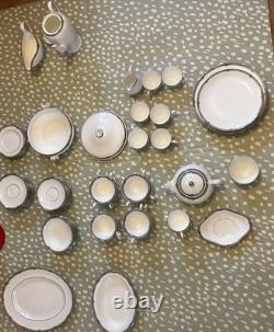 Ensemble de dîner et de café Wedgewood Amherst en porcelaine fine vintage, 64 pièces