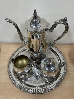 Ensemble de service à café/thé en argent clair de collection Oneida (USA) avec plateau, pot, bol et cruche.