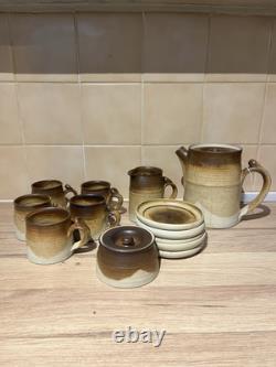 Ensemble de tasses, soucoupes, sucrier, pot à lait et théière/cafetière en poterie vintage antique