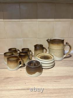 Ensemble de tasses, soucoupes, sucrier, pot à lait et théière/cafetière en poterie vintage antique