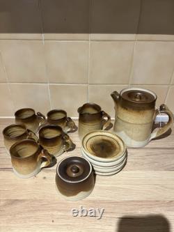 Ensemble de tasses, soucoupes, sucrier, pot à lait et théière/cafetière en poterie vintage antique