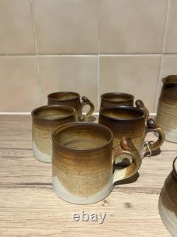 Ensemble de tasses, soucoupes, sucrier, pot à lait et théière/cafetière en poterie vintage antique