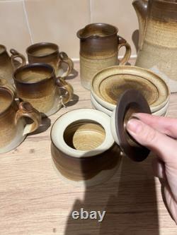Ensemble de tasses, soucoupes, sucrier, pot à lait et théière/cafetière en poterie vintage antique