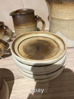 Ensemble de tasses, soucoupes, sucrier, pot à lait et théière/cafetière en poterie vintage antique