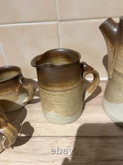 Ensemble de tasses, soucoupes, sucrier, pot à lait et théière/cafetière en poterie vintage antique