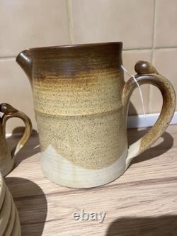 Ensemble de tasses, soucoupes, sucrier, pot à lait et théière/cafetière en poterie vintage antique