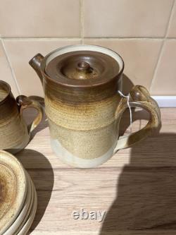 Ensemble de tasses, soucoupes, sucrier, pot à lait et théière/cafetière en poterie vintage antique