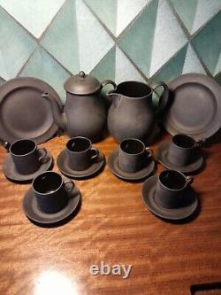Ensemble de thé/café en basalte vintage Wedgwood comprenant théière, 6 tasses, soucoupes, pichet et assiettes.