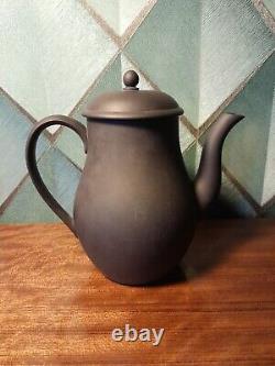 Ensemble de thé/café en basalte vintage Wedgwood comprenant théière, 6 tasses, soucoupes, pichet et assiettes.