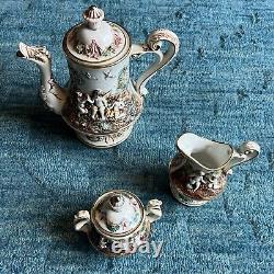Ensemble de thé et café italien vintage R. Capodimonte Italie avec des chérubins en porcelaine italienne.
