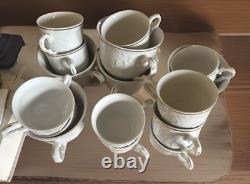 Ensemble de thé et de dîner en porcelaine blanche vintage de Cmielów, Pologne, avec des dorures, plus de 40 pièces