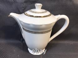 Ensemble de thé ou de café en porcelaine de Limoges vintage avec accents dorés