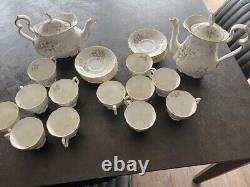 Ensemble de thé vintage Royal Albert HAWORTH, 12 tasses à thé et soucoupes, théière et cafetière.