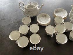 Ensemble de thé vintage Royal Albert HAWORTH, 12 tasses à thé et soucoupes, théière et cafetière.