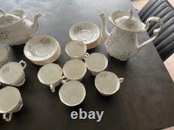 Ensemble de thé vintage Royal Albert HAWORTH, 12 tasses à thé et soucoupes, théière et cafetière.