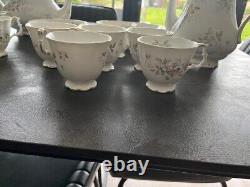 Ensemble de thé vintage Royal Albert HAWORTH, 12 tasses à thé et soucoupes, théière et cafetière.