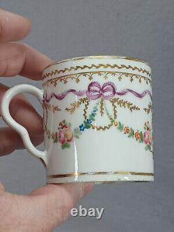 Les arcs floraux violets et dorés de la tasse à café et soucoupe Locre La Courtille C. 1773-1824