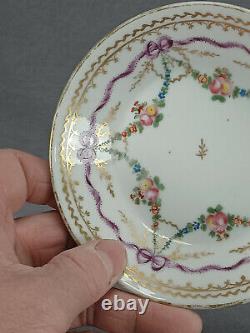 Les arcs floraux violets et dorés de la tasse à café et soucoupe Locre La Courtille C. 1773-1824