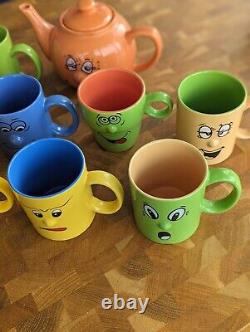 Les mugs à visage drôle de Trade Winds - Ensemble de 10 mugs rétro vintage et théière