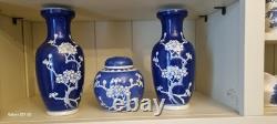 Lot de travail tasses, soucoupes, assiettes, vases en porcelaine bleue et blanche vintage